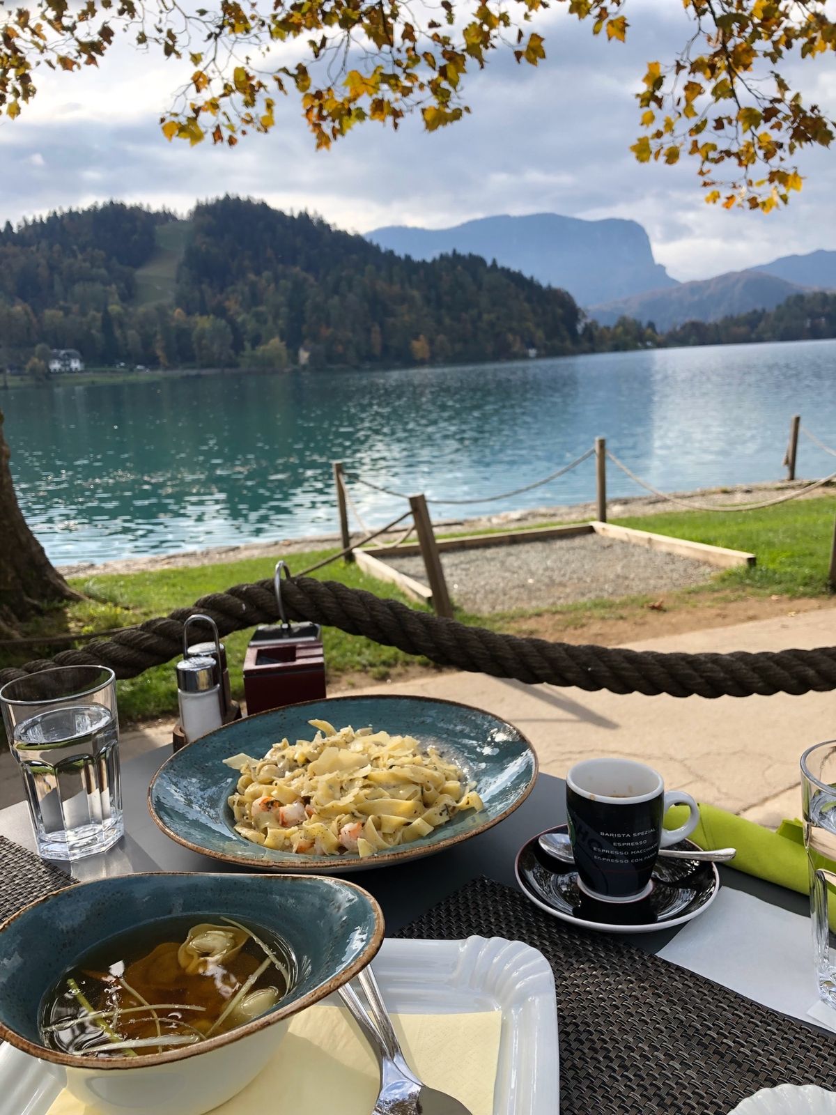 ブレッド湖に浮かぶ島が美しい♡名物のクリームケーキも。