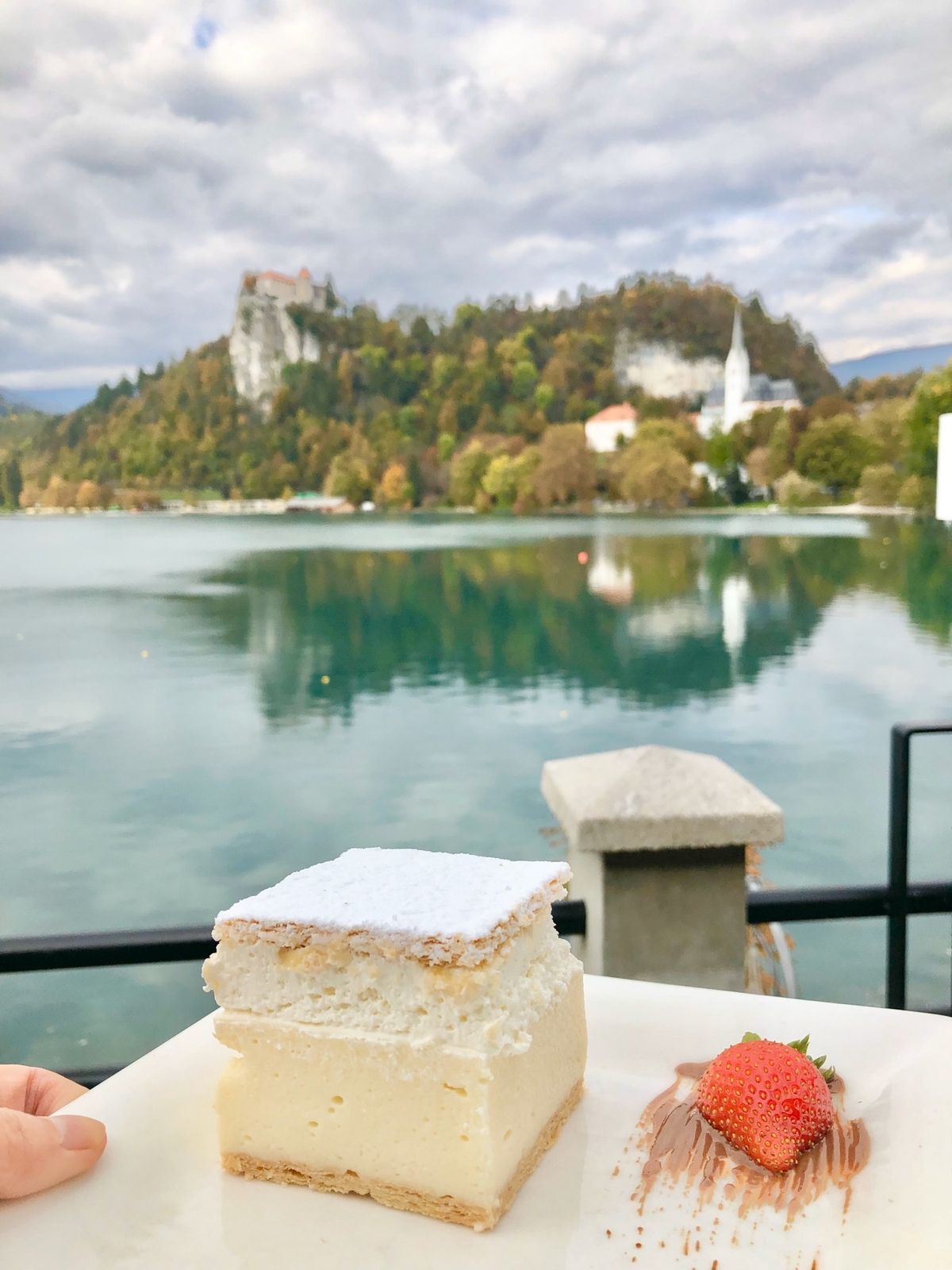 ブレッド湖に浮かぶ島が美しい♡名物のクリームケーキも。