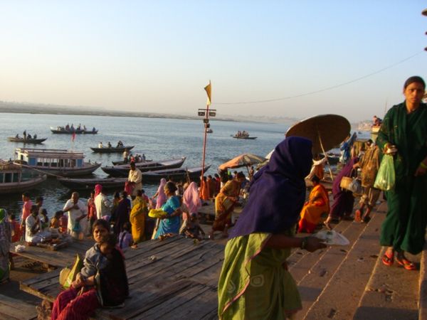 インド・バラナシ「インド一周」の写真：バラナシ
ガンジス川でボート
何かするで...