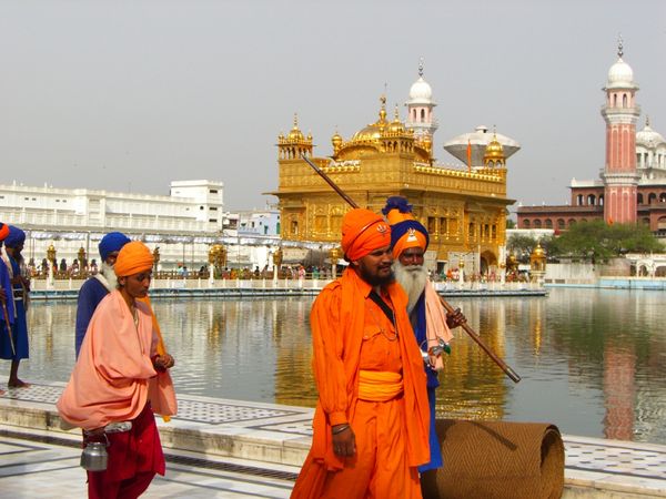 インド・バラナシ「インド一周」の写真：アムリトサルの黄金寺院
バナナの葉がお皿...