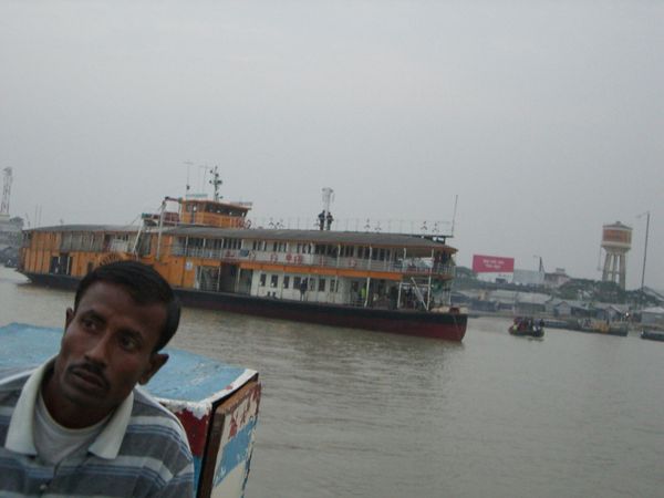 バングラデシュ・ダッカ「バングラデシュ」の写真：この後ろに写っている船、ロケットスチーマ...