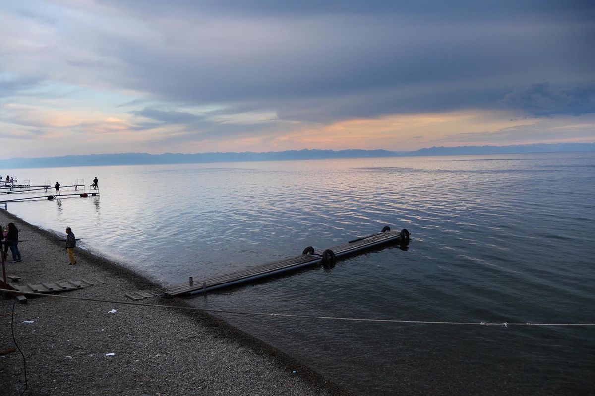 バイカル湖のほとり、リストビヤンカの町からバイカル湖を望む。
