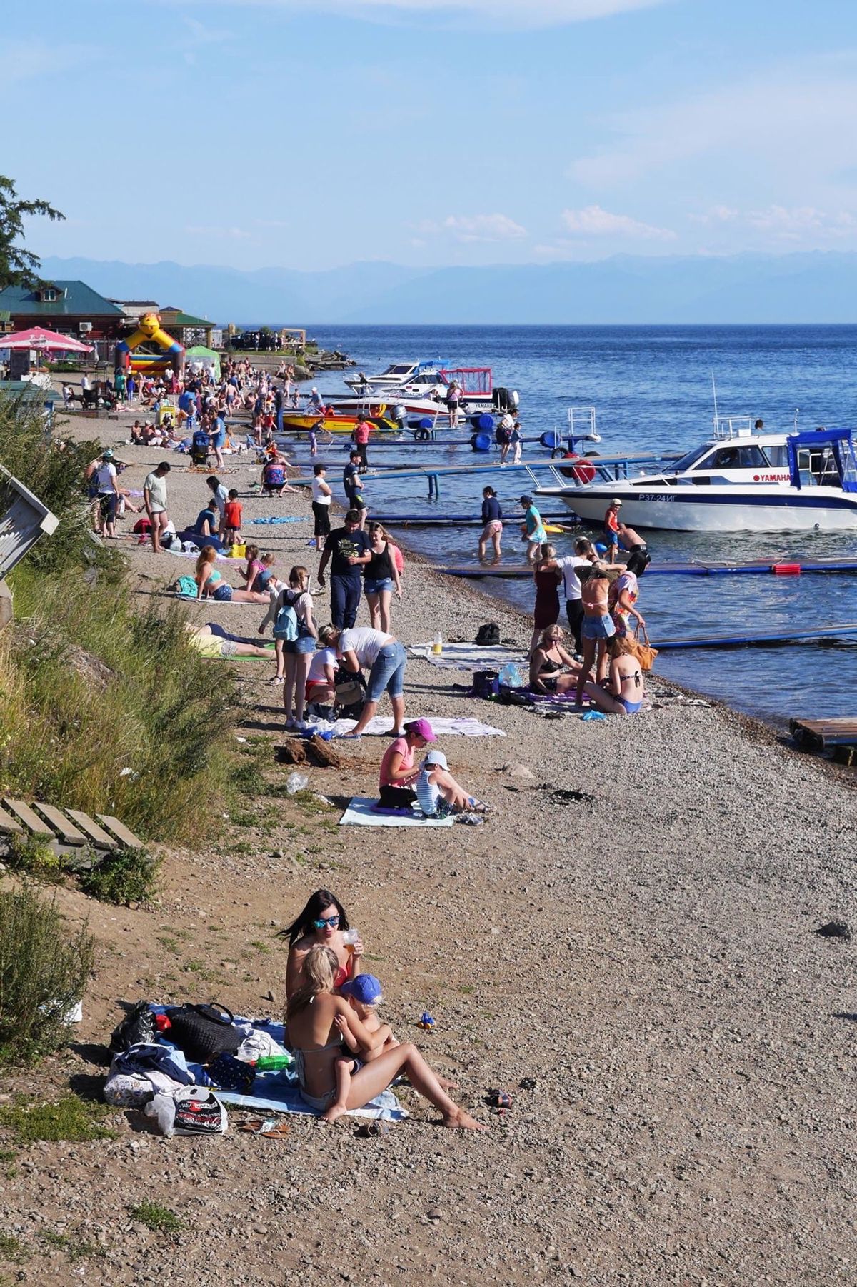 バイカル湖のほとり、リストビヤンカの町からバイカル湖を望む。
