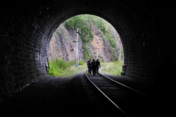 ロシア連邦・Irkutsk「シベリア鉄道(ロシア)」の写真：バイカル湖のほとりに走る線路沿いを歩くツ...