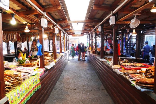 ロシア連邦・Irkutsk「シベリア鉄道(ロシア)」の写真：リストビヤンカの町は バイカル湖畔の小さ...