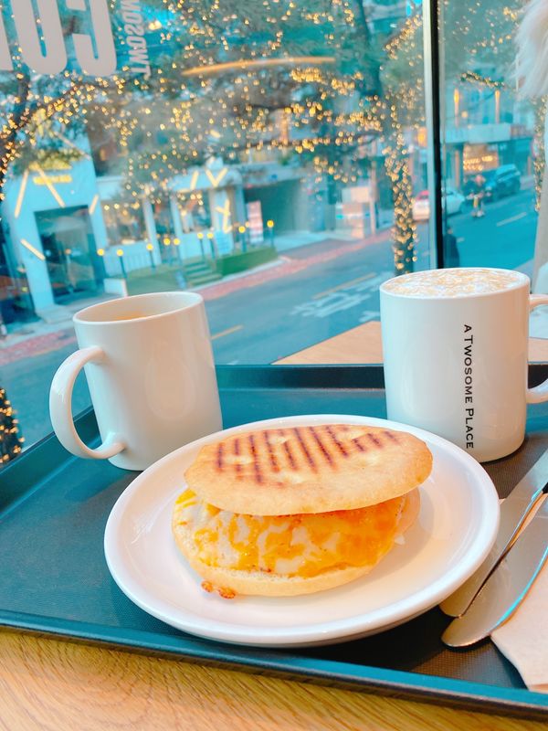 大韓民国 (韓国)・ソウル「〜ソウル〜ほぼ100%お腹壊しがち🇰🇷」の写真：某芸能事務所近くのカフェの窓から事務所に...