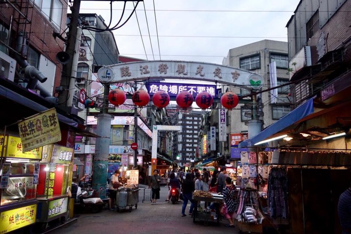 台北夜市。
先ずは、臨江街夜市。夕方だったからまだ明るい！