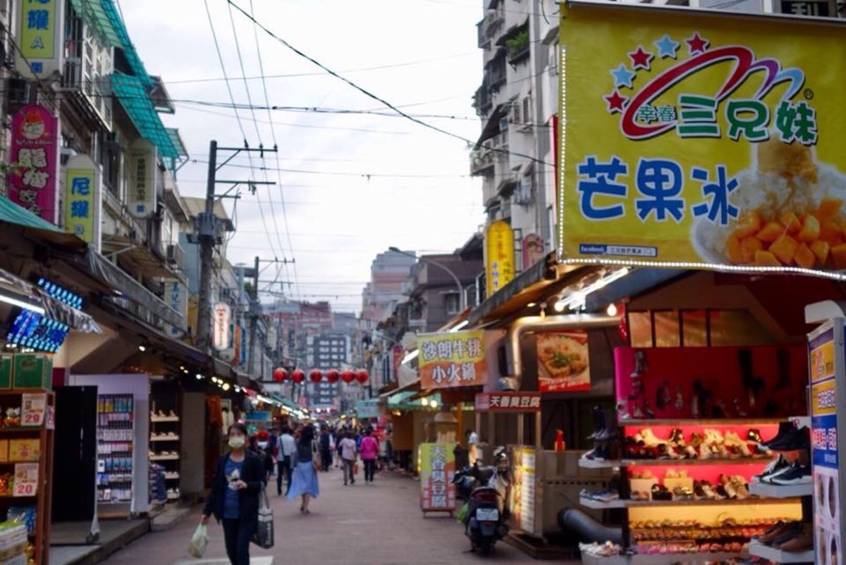 台北夜市。
先ずは、臨江街夜市。夕方だったからまだ明るい！