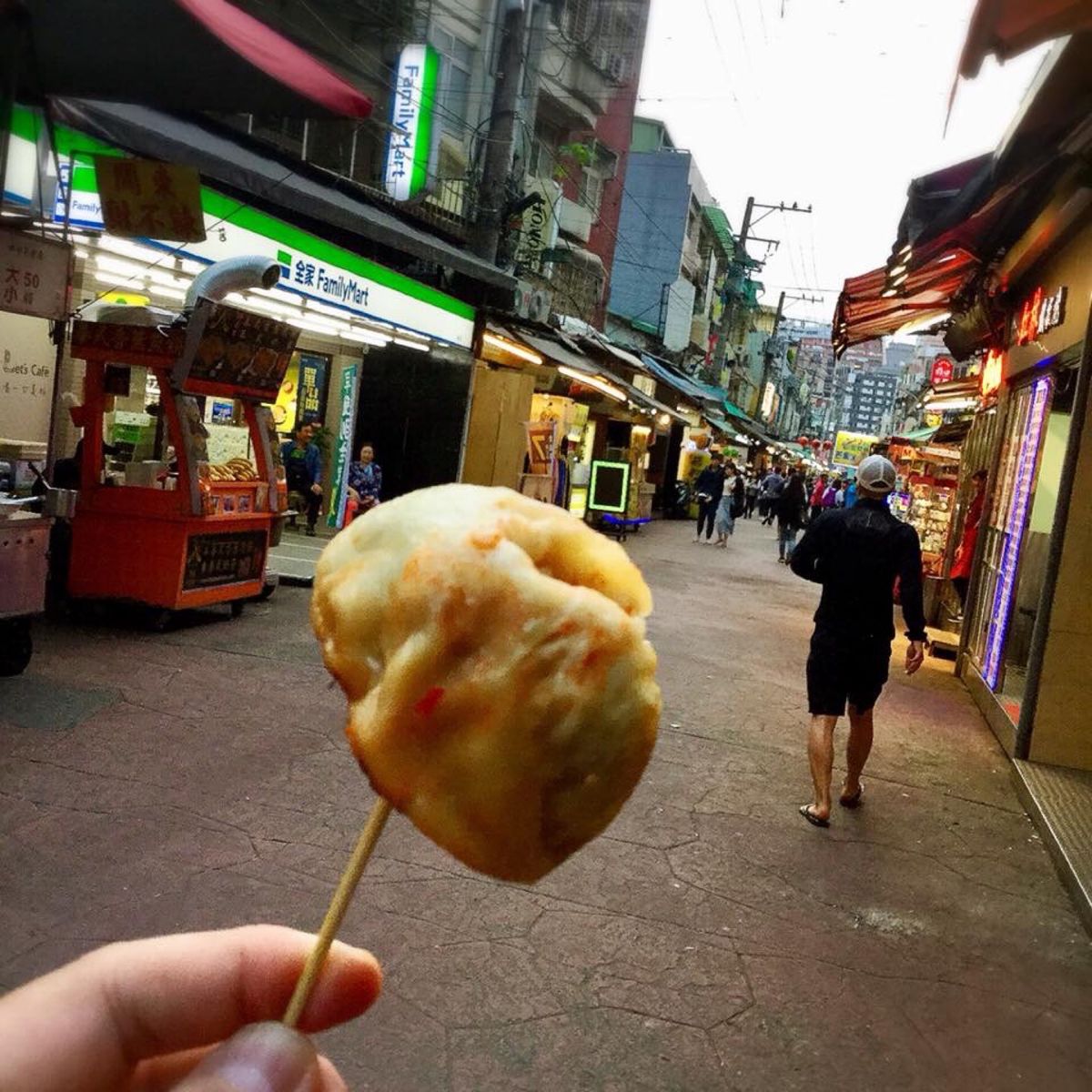 台北夜市。
先ずは、臨江街夜市。夕方だったからまだ明るい！