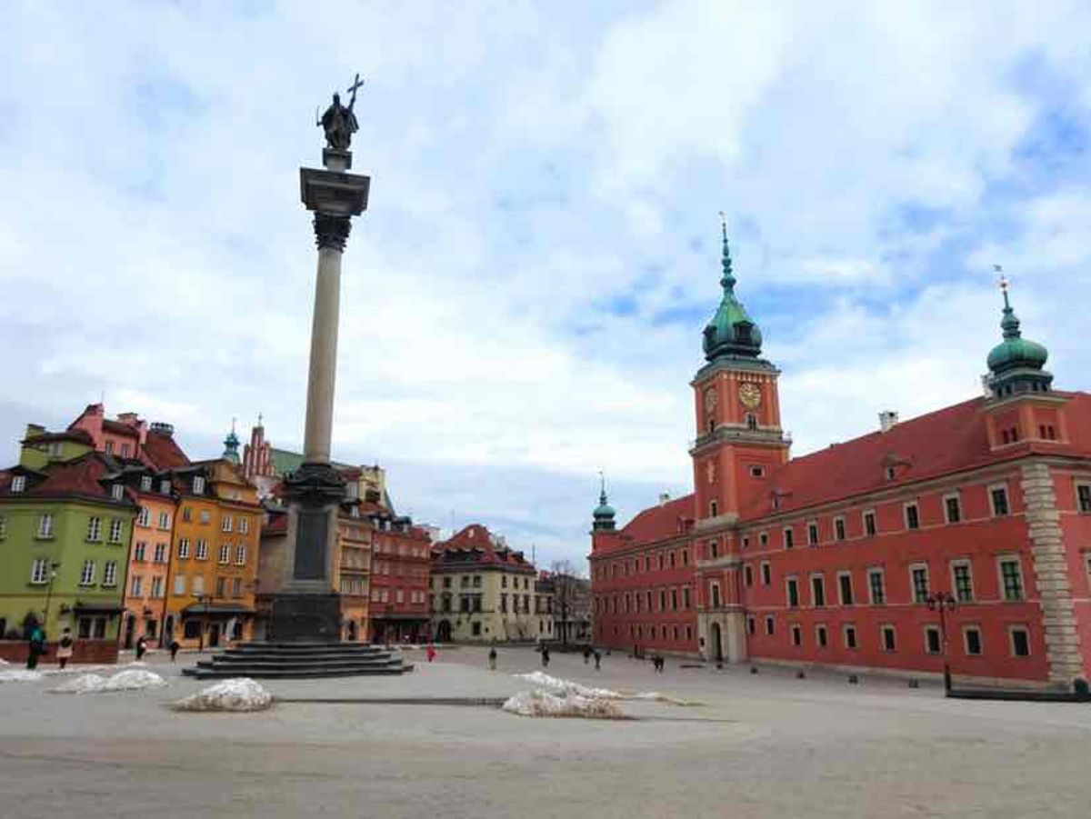 ワルシャワの旧市街をお散歩。寒波の後で寒いけど、晴れてるので気持ちがいい。...