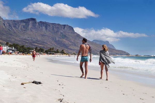 南アフリカ・Cape Town「南部アフリカ旅(南アフリカ)」の写真：ケープタウンの砂浜。
波は高いが なかな...