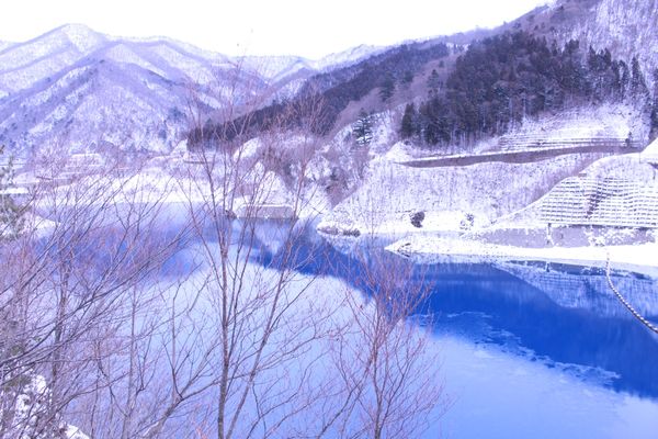 日本・四万温泉「四万温泉」の写真：四万温泉から徒歩で奥四万湖へ。雪が積もっ...