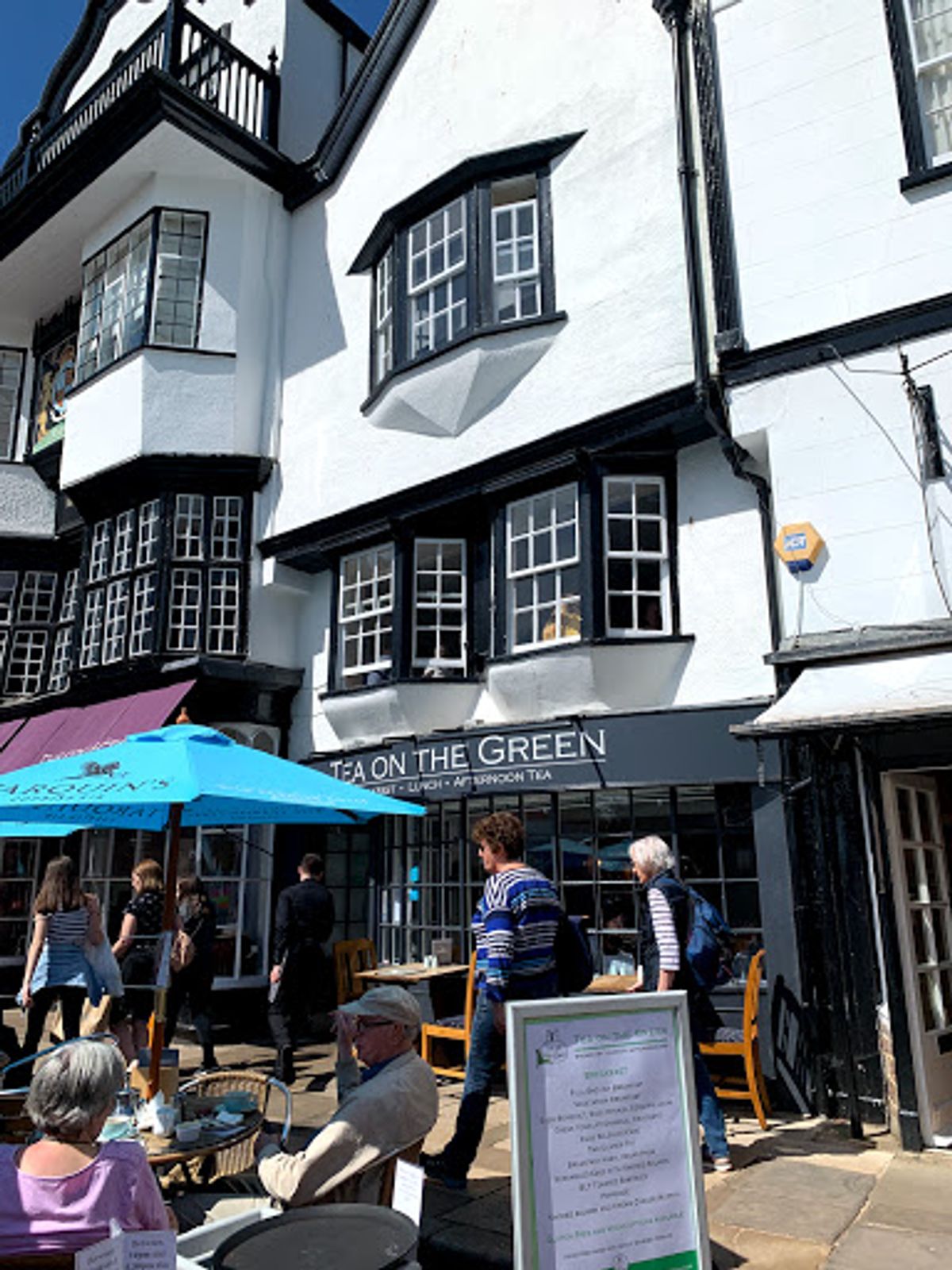 私のお目当てはクリームティー。
クロテッドクリームはデヴォン州が発祥でそ...