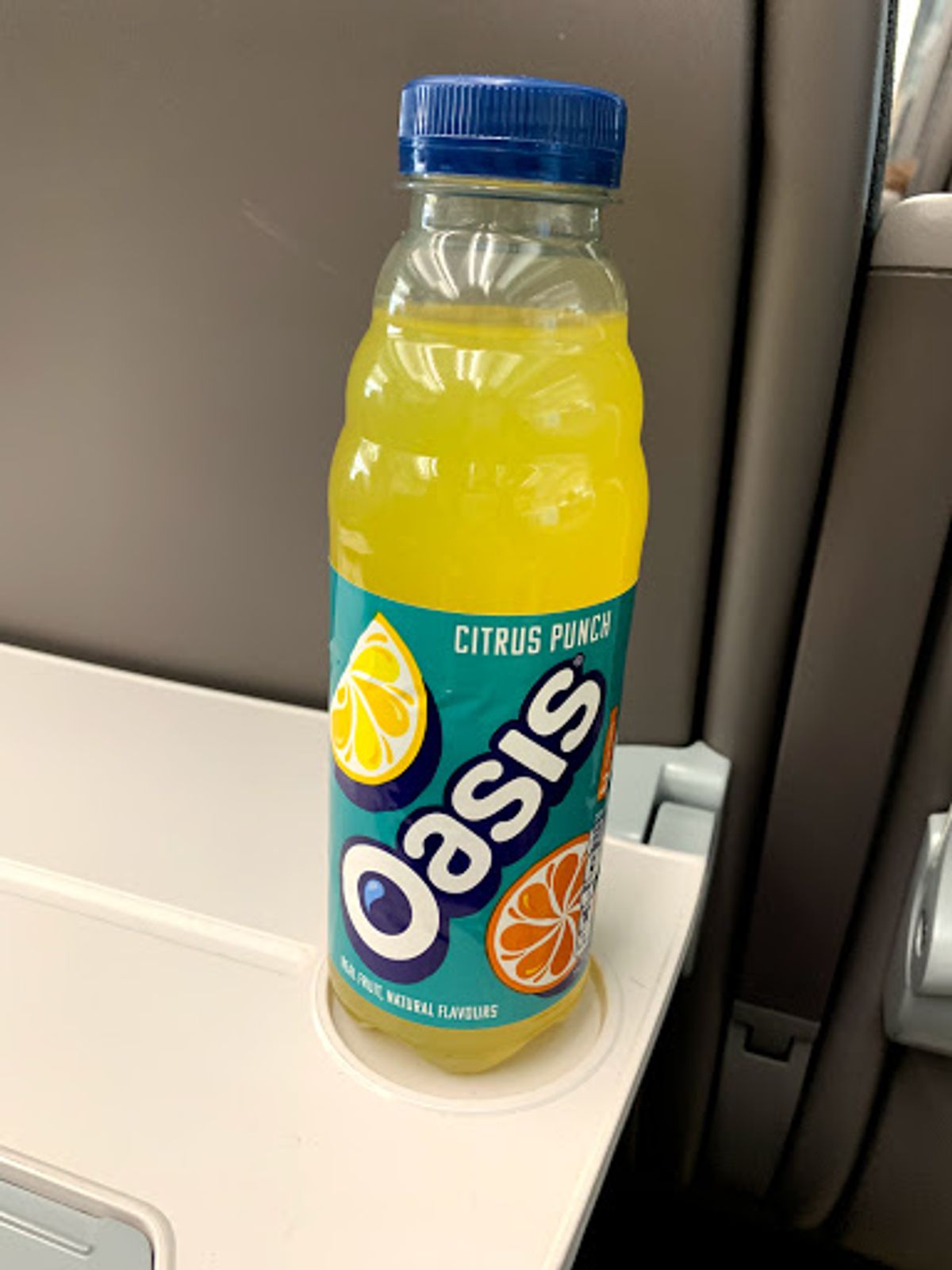 さようならエクセター。
駅にある売店でOasisというジュースとノエルギ...