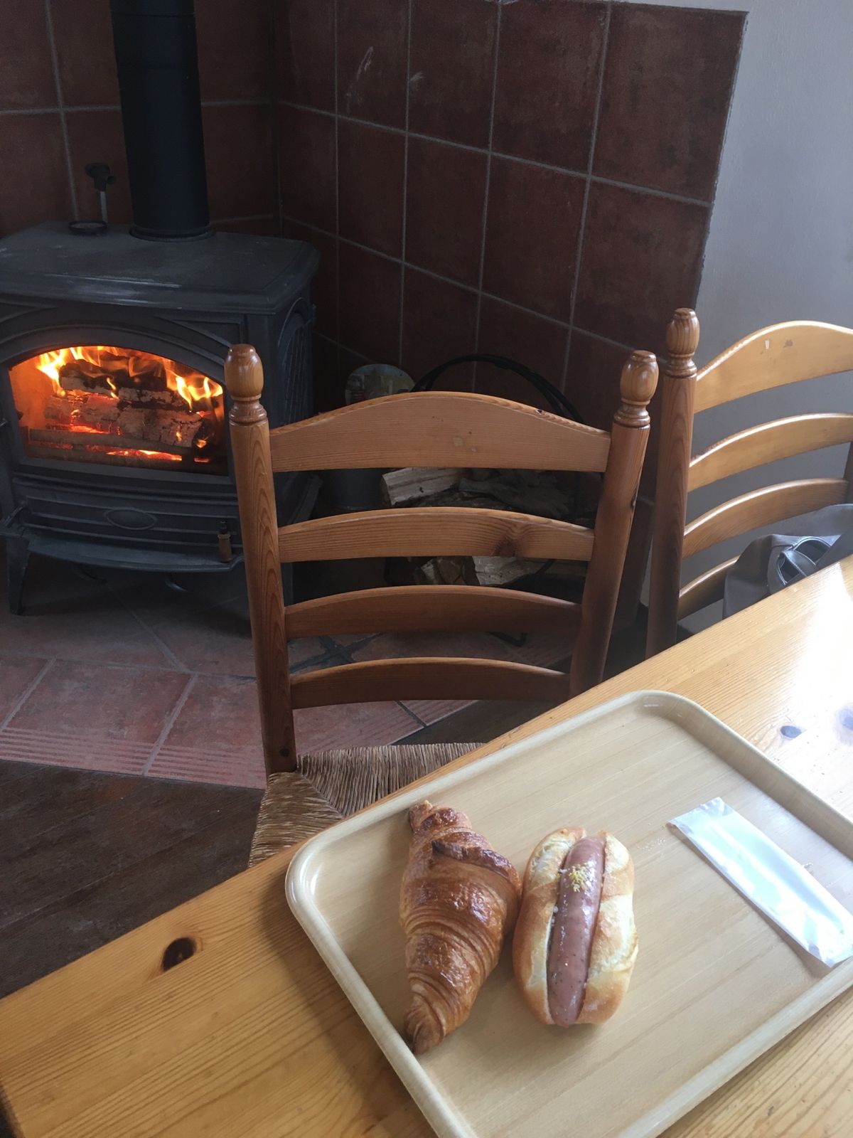 パンの家クーロンヌ。那須に来るなら『パン屋で朝ごはん』からでしょう。
暖炉...