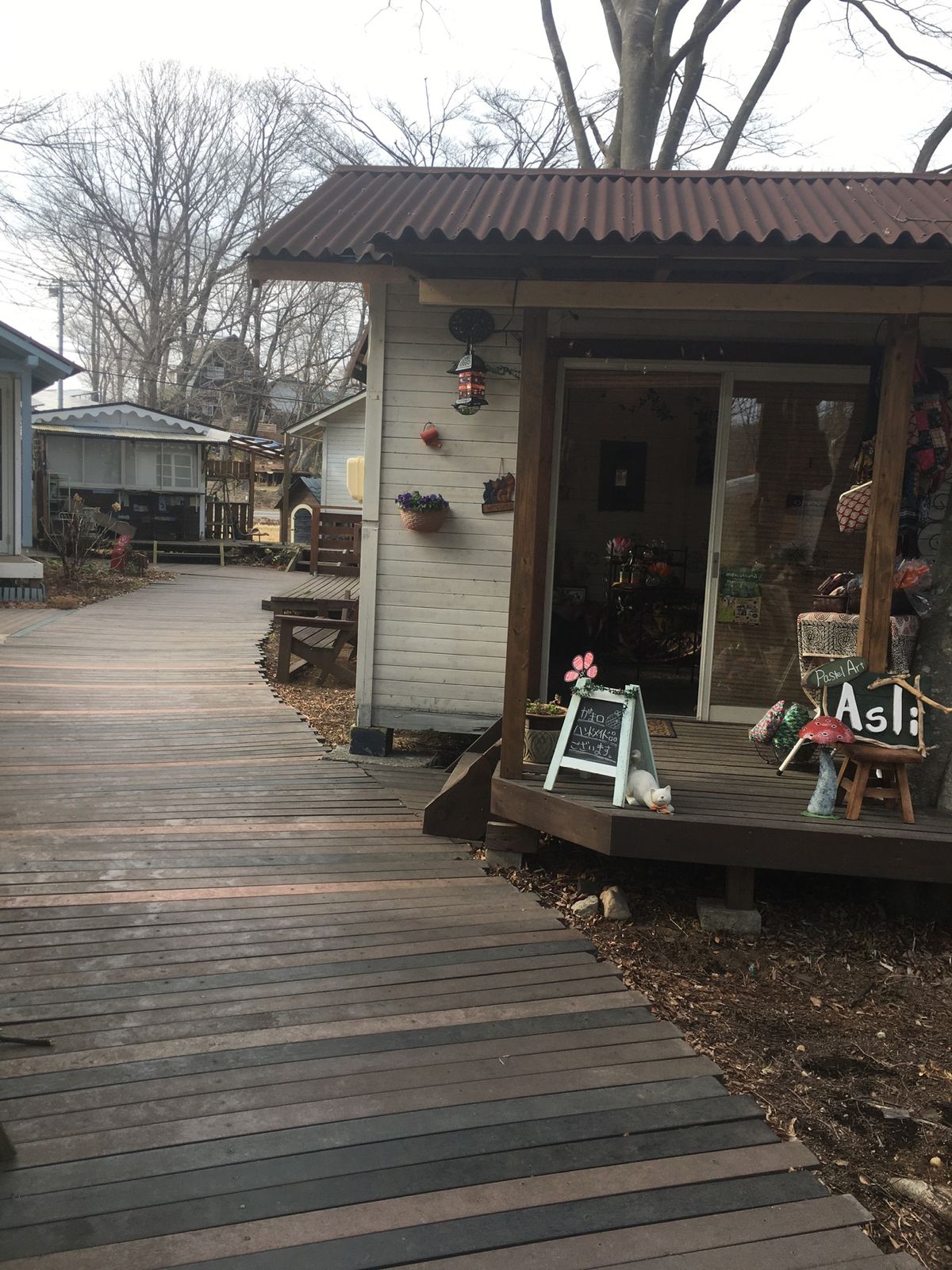 カシュカシュの森。
めっちゃくちゃ小さい作家モノのお店の集合体。1点ものを...