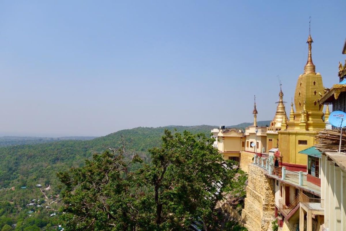 ミャンマー４日目。
バガン３日目。
チャーターで近郊観光。
聖地ポッパ！