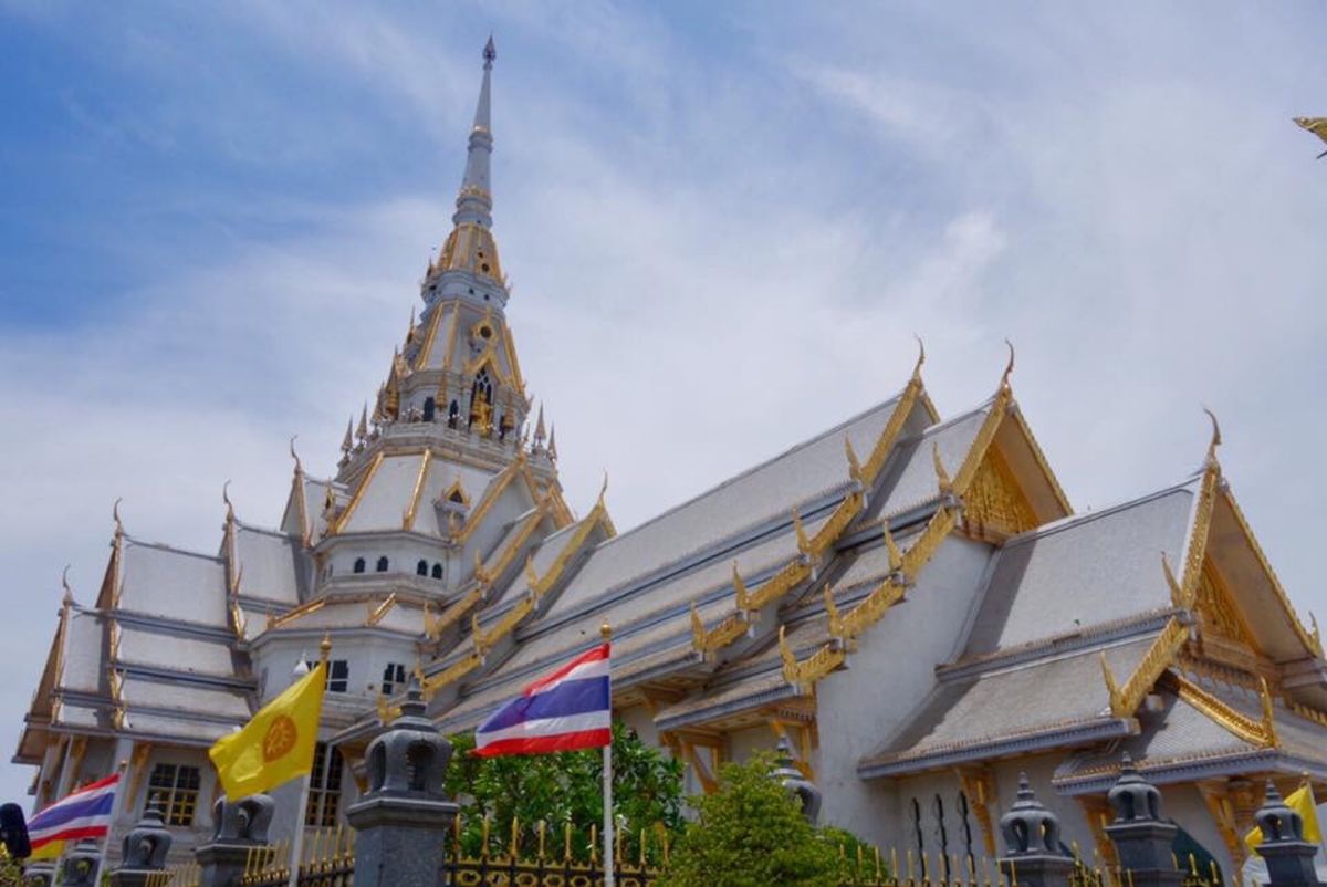 バンコク３日目。
乗り合いボート、MRT、ロトゥ、ソンテウを乗り継いでピン...