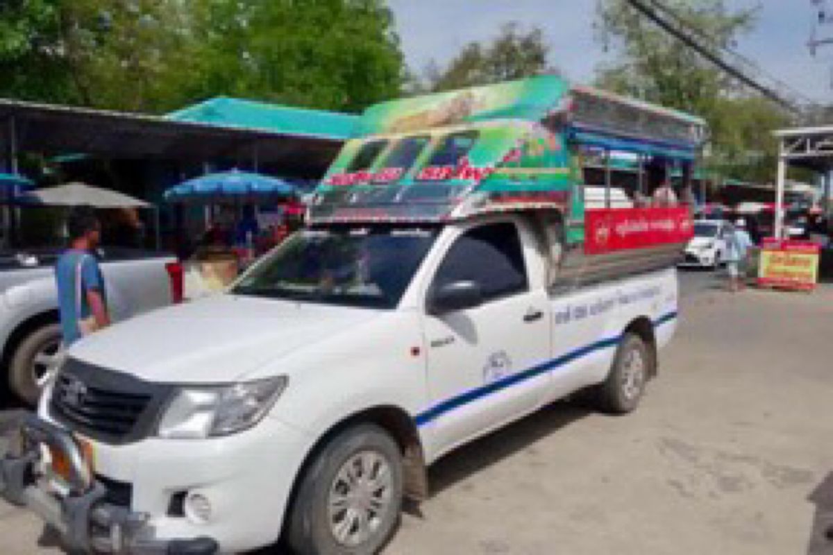 バンコク３日目。
乗り合いボート、MRT、ロトゥ、ソンテウを乗り継いでピン...