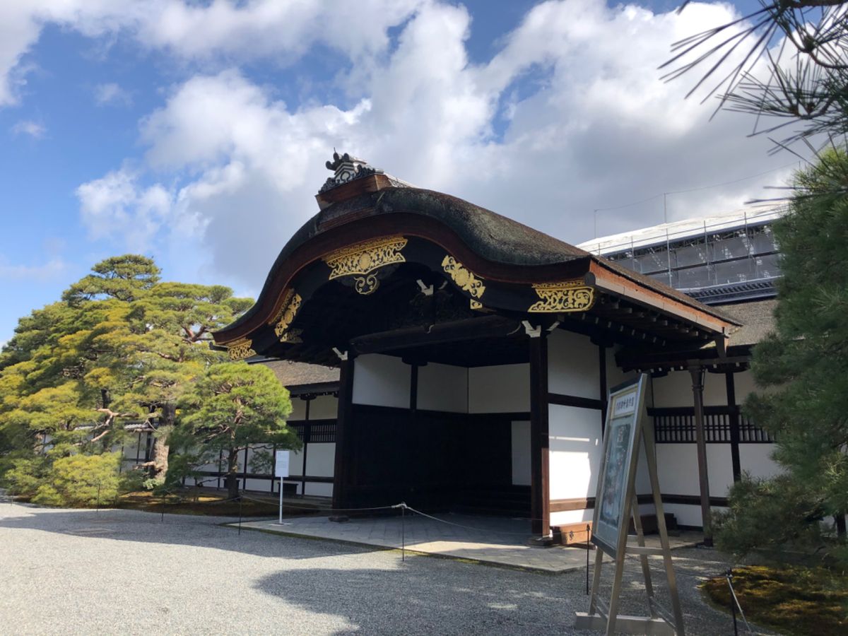 京都御所では即位のパレードで使われたオープンカーが展示されていました。