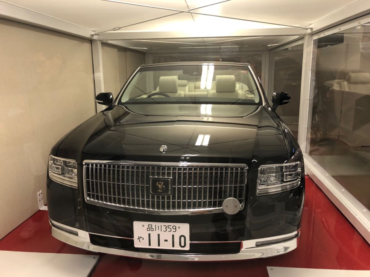京都御所では即位のパレードで使われたオープンカーが展示されていました。