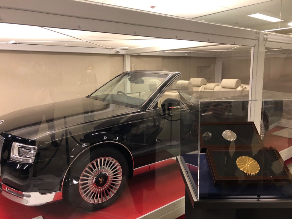 京都御所では即位のパレードで使われたオープンカーが展示されていました。