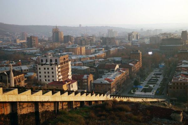 アルメニア・Yerevan「コーカサス旅(アルメニア)」の写真：アルメニアの首都、エレバンの街並み。
良...