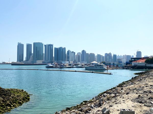 バーレーン・マナマ「1日弾丸バーレーン旅行」の写真：歩道橋の上からの眺め
街のほうは立ち並ぶ...