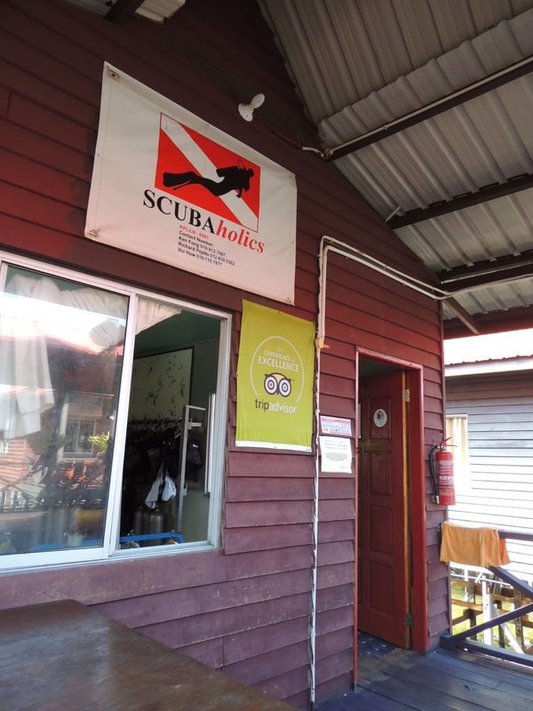 マレーシア・センポルナ「2020年 外務省　海外安全情報は危険レベル３　絶景の海」の写真：お世話になったダイビングショップ