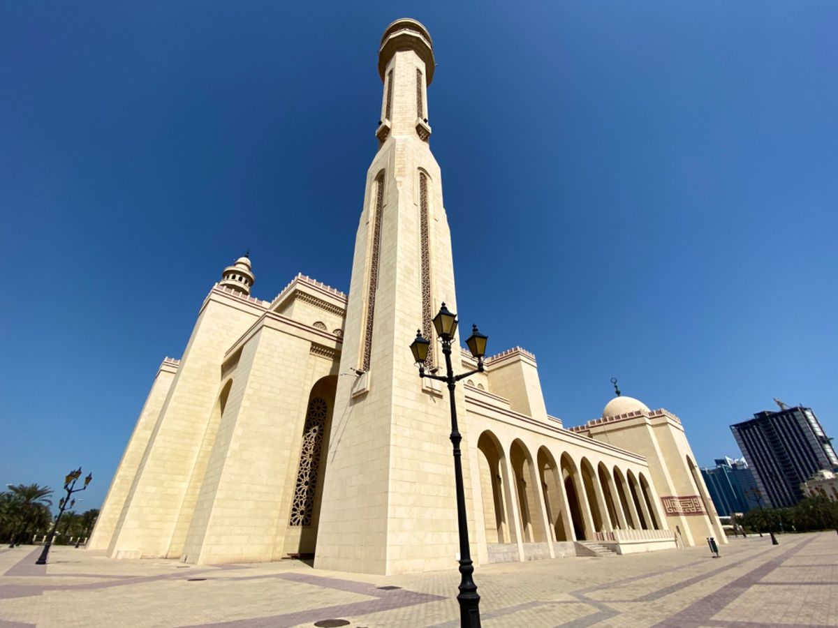 Al Fateh Grand Mosque
モスクのすぐ横はだだ広い空き地...