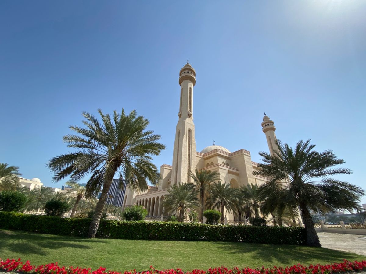 Al Fateh Grand Mosque
モスクのすぐ横はだだ広い空き地...