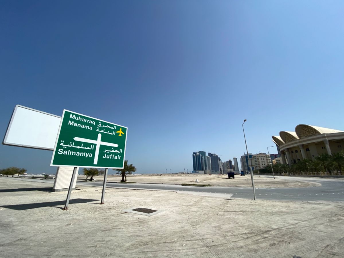 Al Fateh Grand Mosque
モスクのすぐ横はだだ広い空き地...