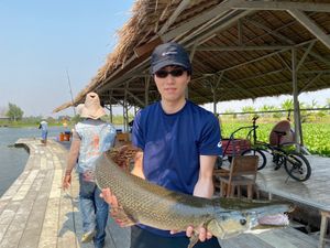 巨大淡水魚がいる釣り堀new bungsamran。炎天下の下で熱中症にな...