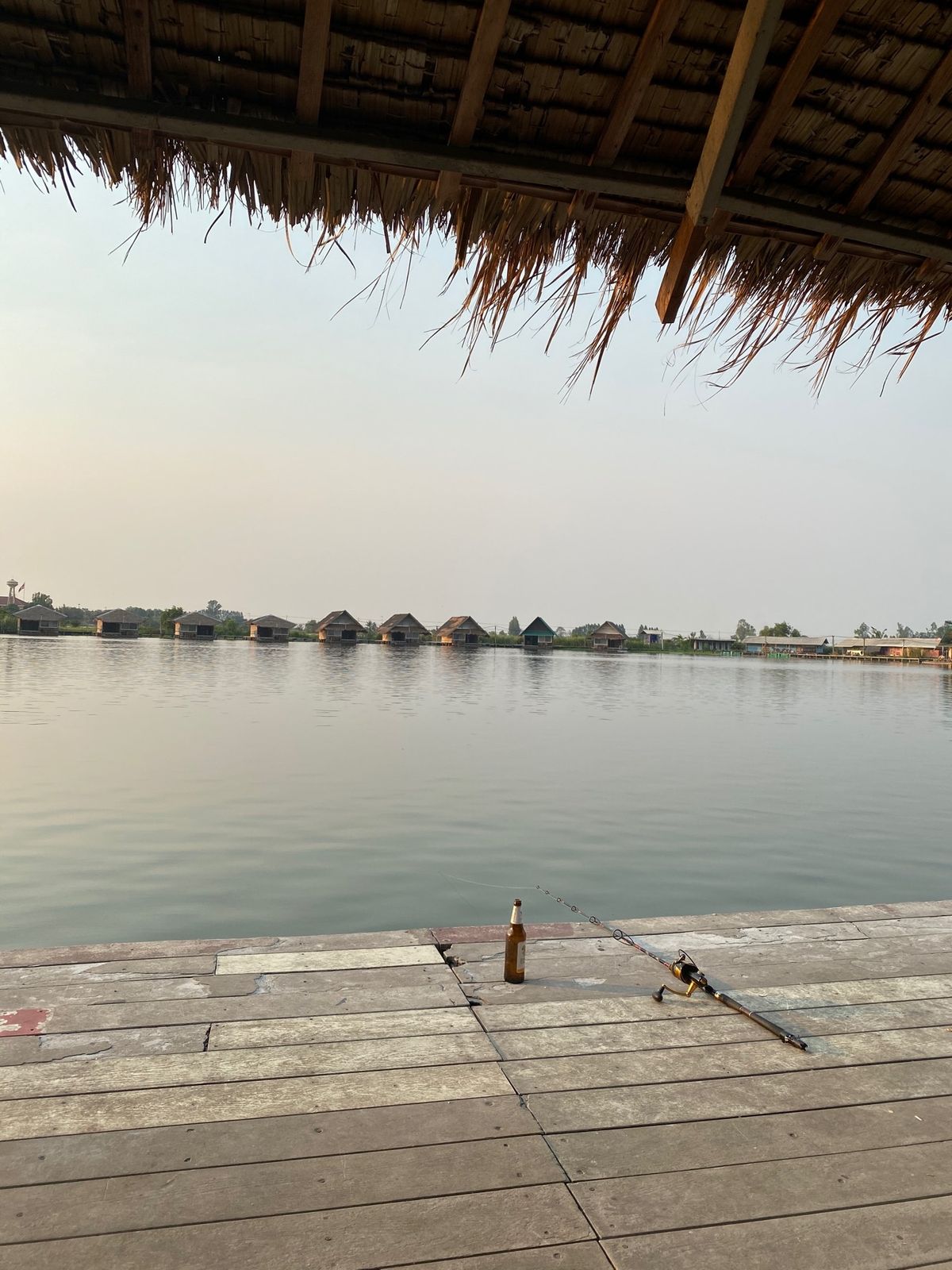 巨大淡水魚がいる釣り堀new bungsamran。炎天下の下で熱中症にな...