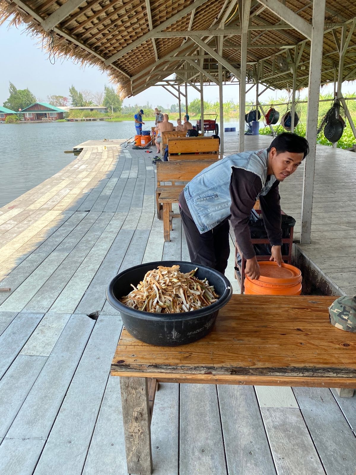 巨大淡水魚がいる釣り堀new bungsamran。炎天下の下で熱中症にな...