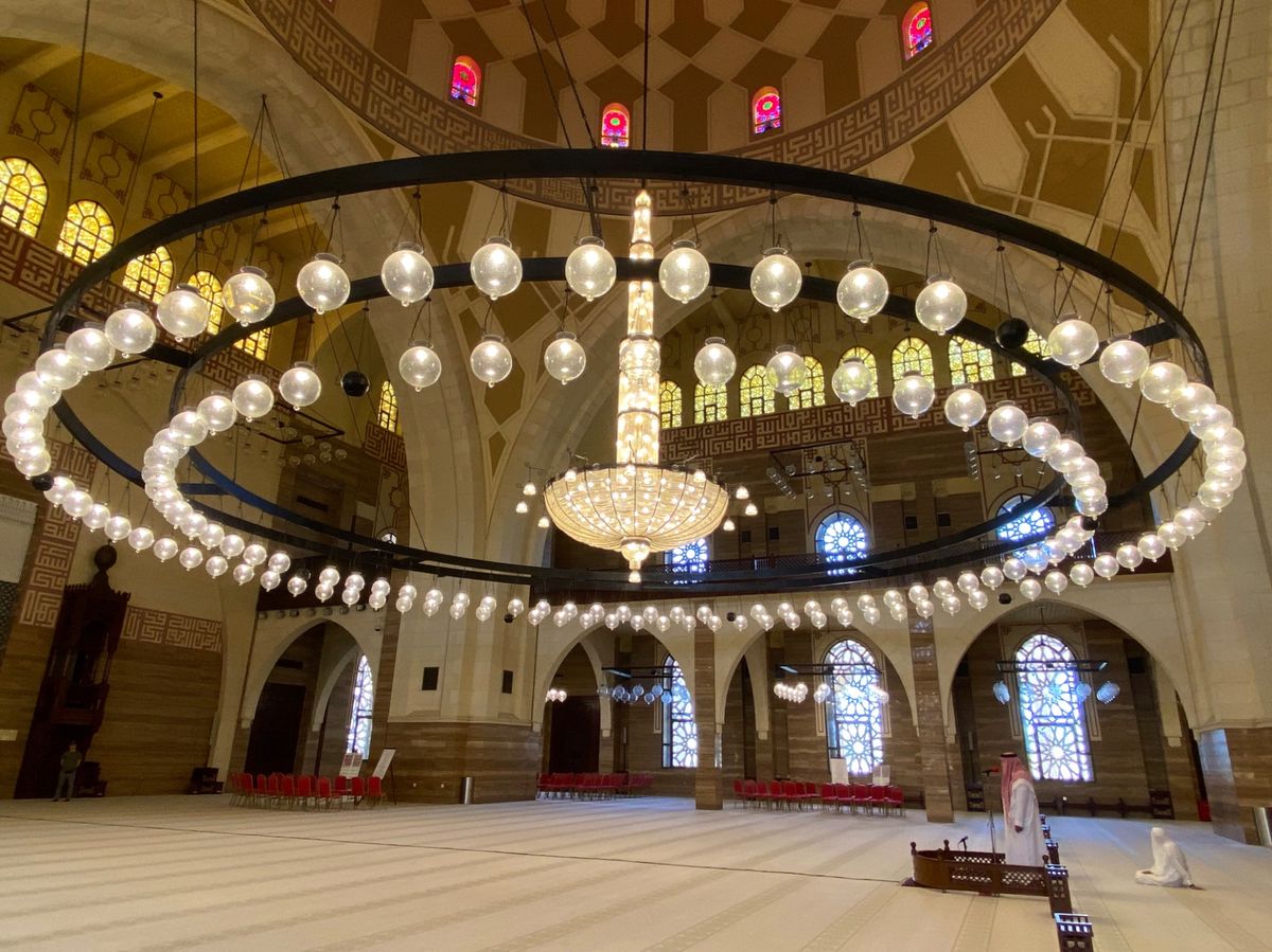 Al Fateh Grand Mosque

中に入ると大きなランプがとて...