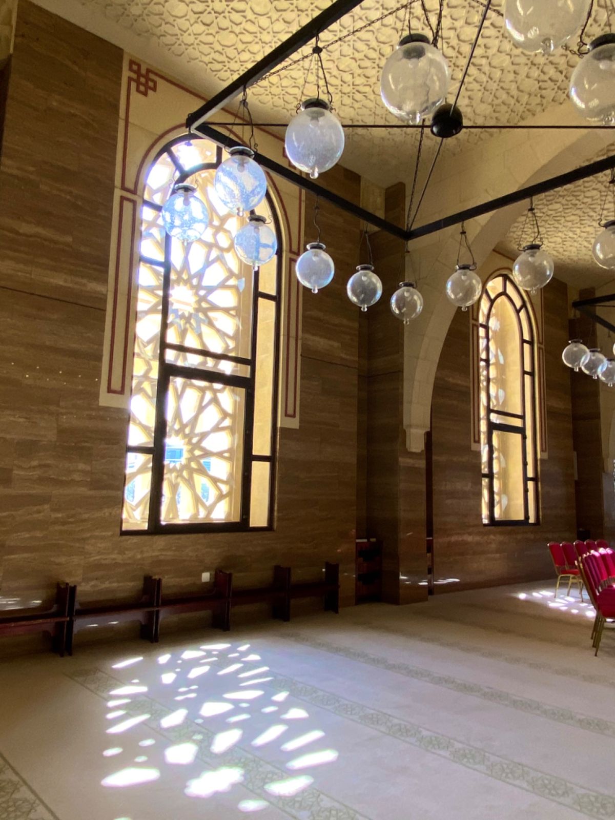 Al Fateh Grand Mosque

中に入ると大きなランプがとて...