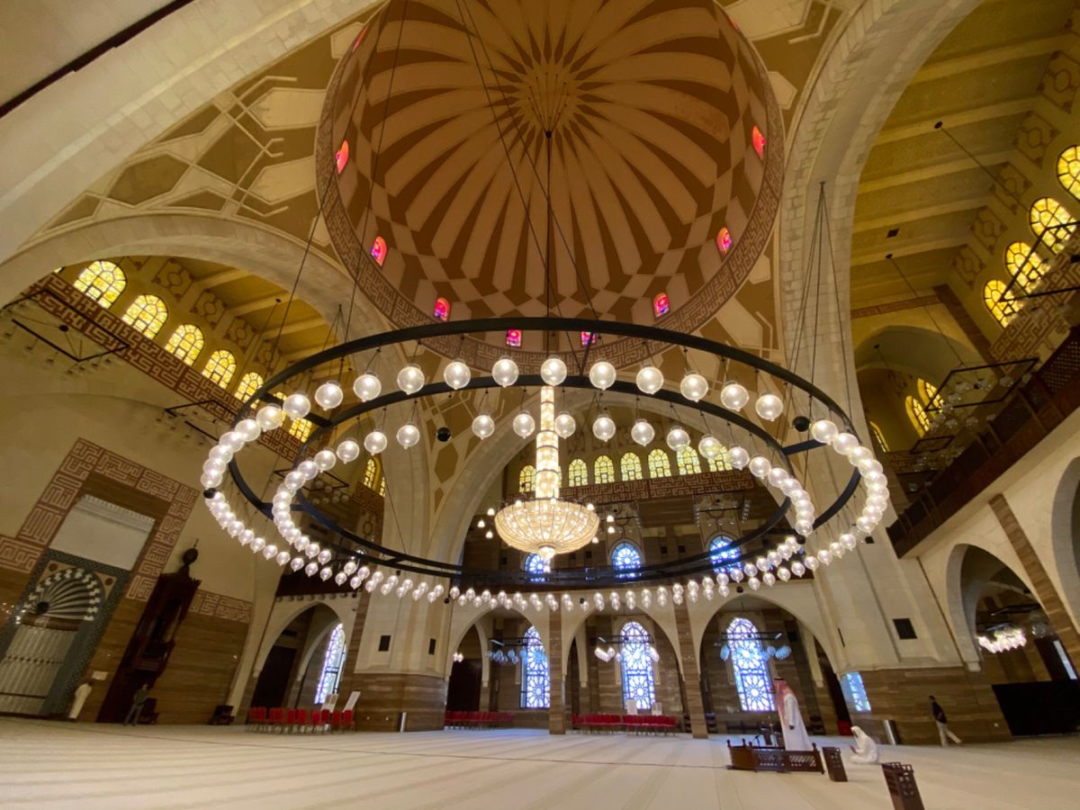 Al Fateh Grand Mosque

中に入ると大きなランプがとて...