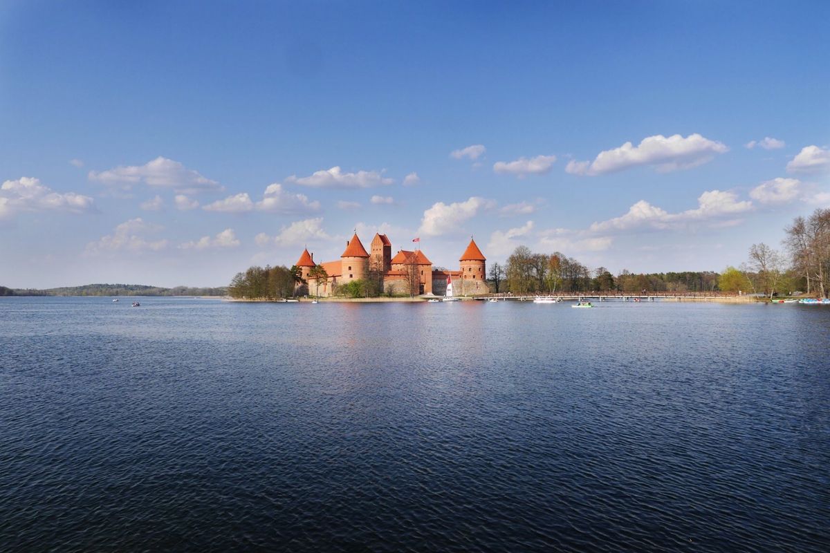 リトアニアの首都ビリニュスからバスで1時間ほど。
トラカイ湖に浮かぶトラカ...