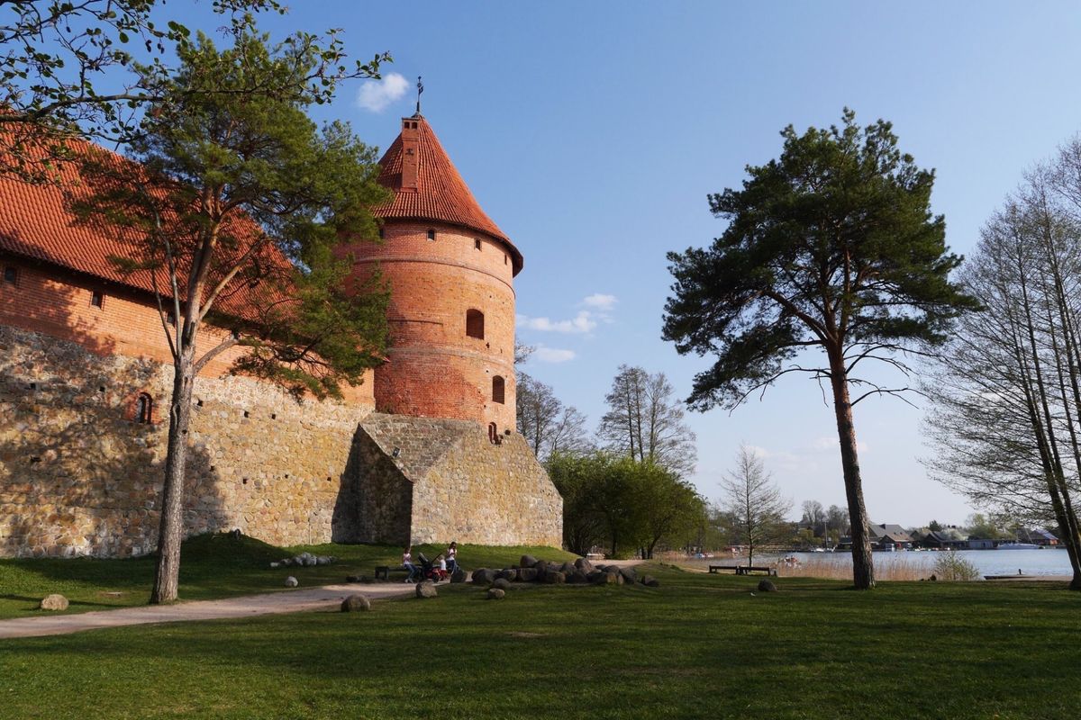 リトアニアの首都ビリニュスからバスで1時間ほど。
トラカイ湖に浮かぶトラカ...
