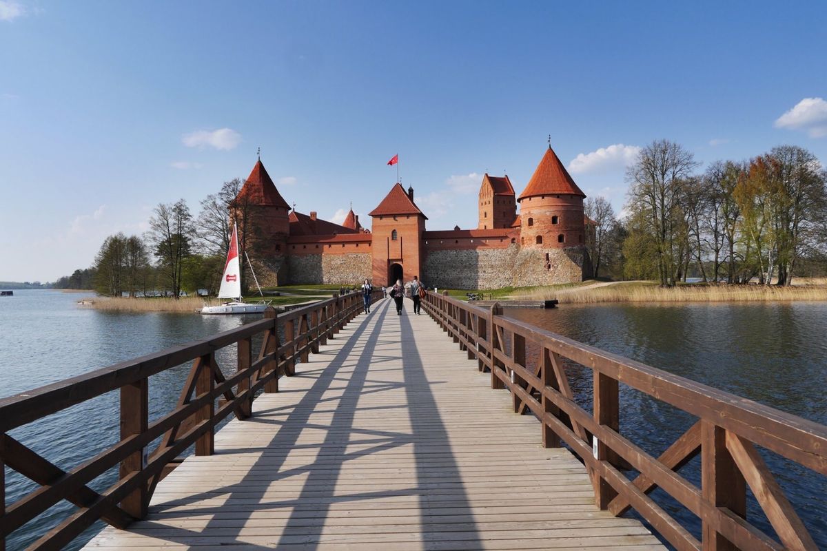 リトアニアの首都ビリニュスからバスで1時間ほど。
トラカイ湖に浮かぶトラカ...