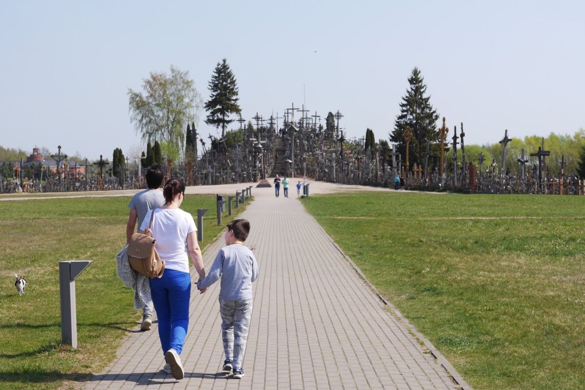 リトアニアのシャウレイという町から乗合いバンで40分ほど
十字架の丘に着き...