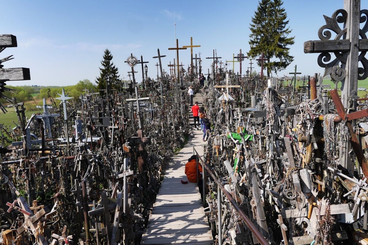 リトアニアのシャウレイという町から乗合いバンで40分ほど
十字架の丘に着き...