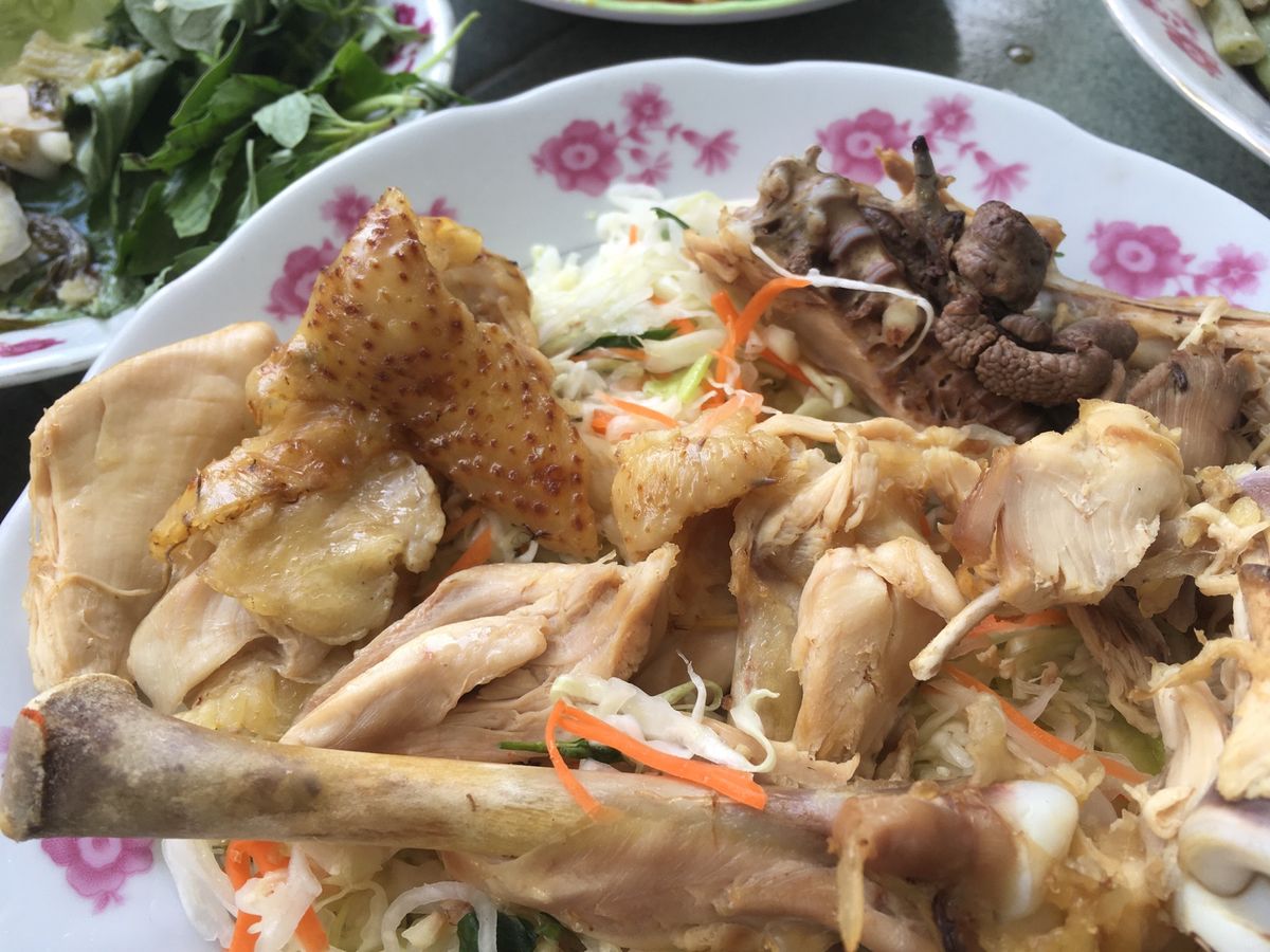 絞めたての鶏粥、新鮮なレバーが素晴らしい。
別の飲みでの鶏肉も自然な旨味が...