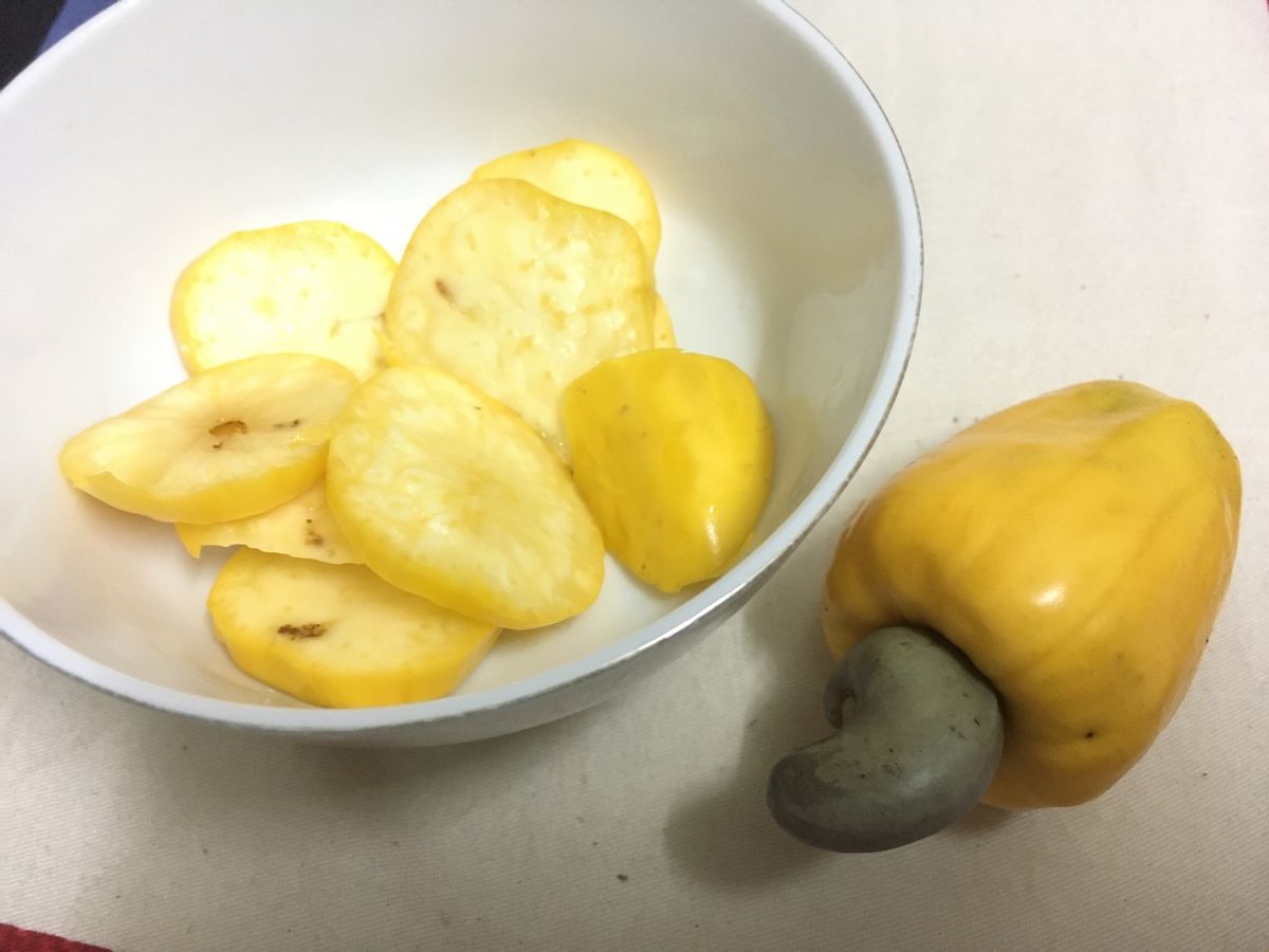 ベトナム南部ではこの時期にしかないため、久々に食べるカシューの実。渋みはあ...