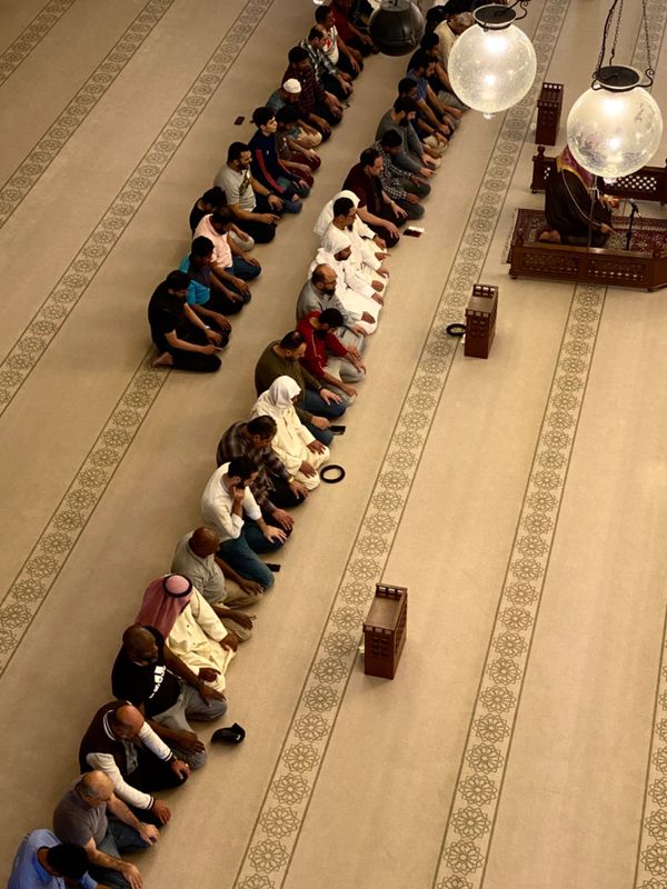 バーレーン・マナマ「1日弾丸バーレーン旅行」の写真：モスクの中のアレコレ
本当はお祈りの様子...