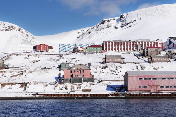 スヴァールバル及びヤンマイエン・Svalbard「バルト三国と北極圏 (スヴァールバル諸島)」の写真：スヴァールバル諸島にあるバレンツブルグと...