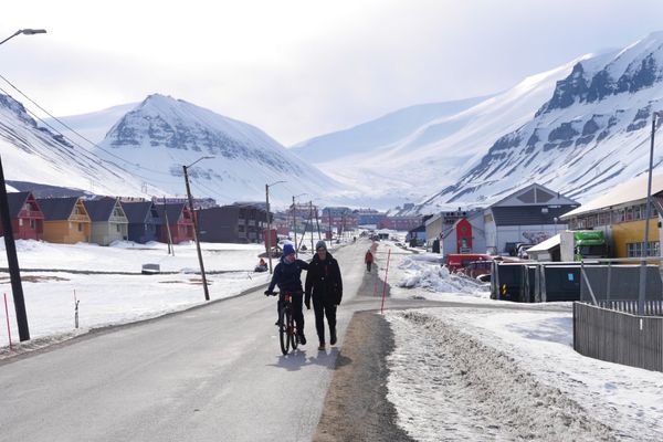 スヴァールバル及びヤンマイエン・Svalbard「バルト三国と北極圏 (スヴァールバル諸島)」の写真：スヴァールバル諸島最大の町、ロングイェー...