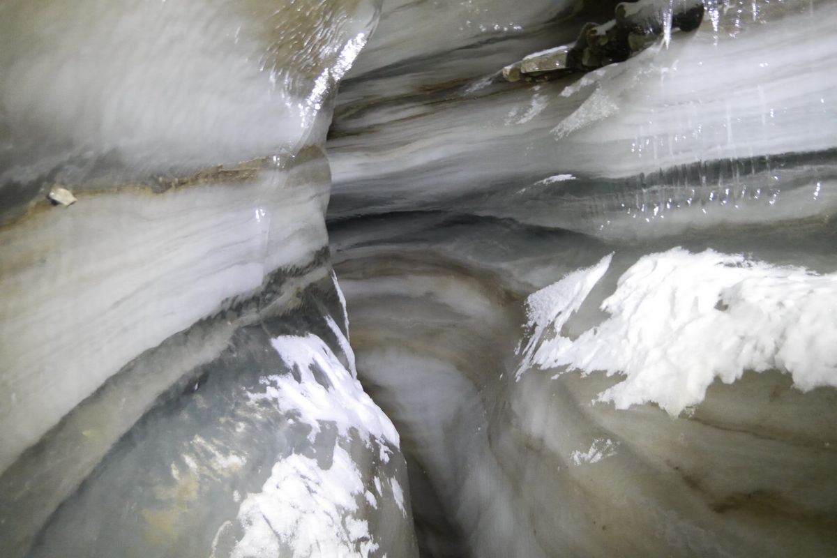 氷河の洞窟に潜入。
光が届かないので 青っぽいアイスランドの氷河洞窟とは全...