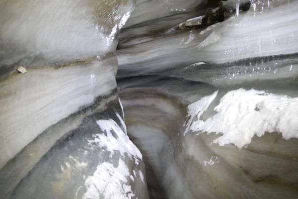 スヴァールバル及びヤンマイエン・Svalbard「バルト三国と北極圏 (スヴァールバル諸島)」の写真：氷河の洞窟に潜入。
光が届かないので 青...